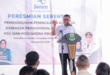 Gubernur Banten, Andra Soni dalam peresmiian peningkatan kualitas pemukiman di Curug. Foto Biro Adpim Banten