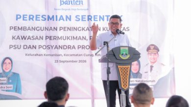 Gubernur Banten, Andra Soni dalam peresmiian peningkatan kualitas pemukiman di Curug. Foto Biro Adpim Banten