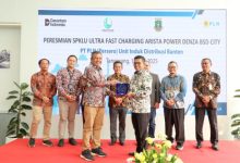 Gubernur Banten, Andra Soni meresmikan SPKLU di Kab Tangerang. Foto: Biro Adpim Banten