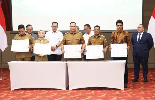 Gubernur Banten, Andra Soni teken perjanjian kersama pembangunan PSEL Serang Raya. Foto Biro Adpim Banten