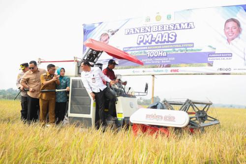 Gubernur Banten, Andra Soni dan Wali Kota Serang, Buri Rustandi meninjau sitsem pertanian modern di Kasunyatan. Foto Biro Adpim Banten