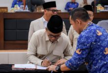 Gubernur Banten, Andra Soni tanda tangan kesepakatan perubahan KUA PPAS Banten tahun 2026. Foto Biro Adpim Banten