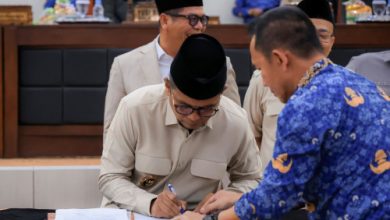 Gubernur Banten, Andra Soni tanda tangan kesepakatan perubahan KUA PPAS Banten tahun 2026. Foto Biro Adpim Banten