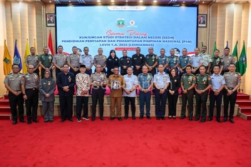 Gubernur Banten, Andra Soni bersama peserta SSDN Lemhanas. foto: Biro Adpim Pemprov Banten