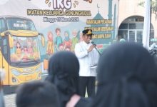 Gubernur Banten, Andra Soni melepas 1.570 peserta mudik Berbarengan IKG di Tangerang. Foto Biro Adpim Banten