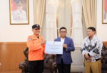 Gubernur Banten, Andra Soni menyalurkan bantuan kemanusiaan PGRI. Foto Biro Adpim Banten