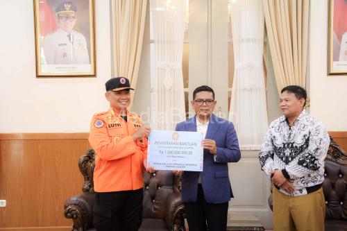 Gubernur Banten, Andra Soni menyalurkan bantuan kemanusiaan PGRI. Foto Biro Adpim Banten