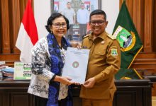 Andra Soni, Gubernur Banten menerima undangan dari PGRI Pusat. Foto Biro Adpim Banten