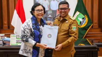 Andra Soni, Gubernur Banten menerima undangan dari PGRI Pusat. Foto Biro Adpim Banten