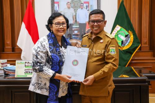Andra Soni, Gubernur Banten menerima undangan dari PGRI Pusat. Foto Biro Adpim Banten