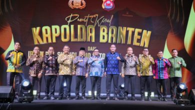 Gubernur Banten, Andra Soni menghadiri pisah sambut Kapolda Banten. Foto: Biro Adpim Banten