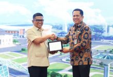 Gubernur Banten, Andra Soni bersama Plt Kepala BKPSDM Kemendagri, Andy Oni Prihatono. Foto Biro Adpim Banten