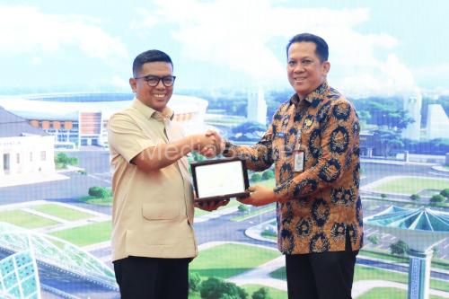 Gubernur Banten, Andra Soni bersama Plt Kepala BKPSDM Kemendagri, Andy Oni Prihatono. Foto Biro Adpim Banten