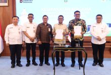 Gubernur Banten, Andra Soni tandatangni kerjasama dengan PLN soal penyediaan energi listrik. Foto Biro Adpim Banten