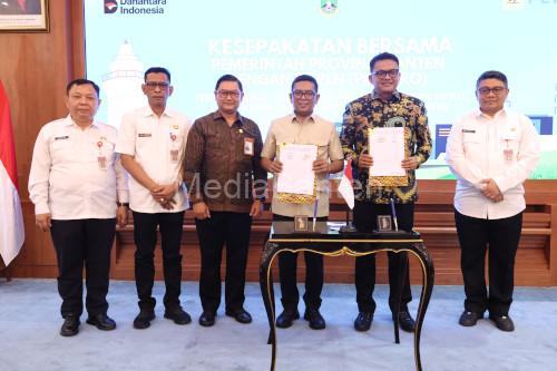Gubernur Banten, Andra Soni tandatangni kerjasama dengan PLN soal penyediaan energi listrik. Foto Biro Adpim Banten