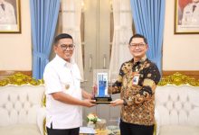 Gubernur Banten, Andra Soni bersama GM PLN UID Banten, Tommy Bellamy. Foto Biro Adpim Banten