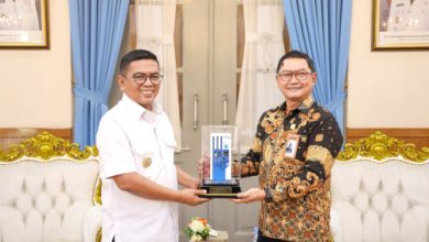 Gubernur Banten, Andra Soni bersama GM PLN UID Banten, Tommy Bellamy. Foto Biro Adpim Banten