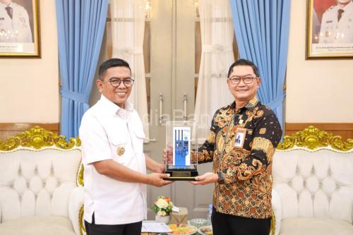 Gubernur Banten, Andra Soni bersama GM PLN UID Banten, Tommy Bellamy. Foto Biro Adpim Banten