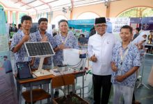 Gubernur Banten, Andra Soni mencoba inovasi santri Ponpes Assaadah Serang. Foto Biro Adpim Banten