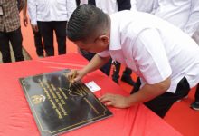 Gubernur Banten, Andra Soni menandatangani peresmian Pos Kesehatan Merah Putih di Tamansari, Kota Serang. Foto Biro Adpim Banten
