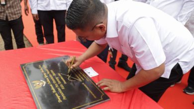 Gubernur Banten, Andra Soni menandatangani peresmian Pos Kesehatan Merah Putih di Tamansari, Kota Serang. Foto Biro Adpim Banten