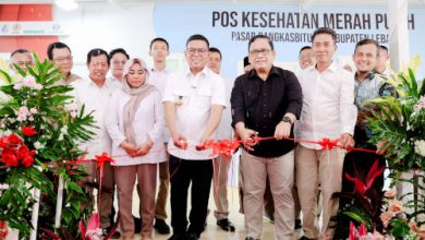 Gubernur Banten, Andra Soni meresmikan Pos Kesehatan Merah Putih di Pasar Rangksbbitung. Foto Biro Adpim Banten