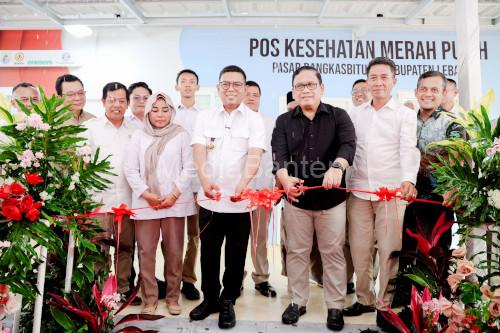 Gubernur Banten, Andra Soni meresmikan Pos Kesehatan Merah Putih di Pasar Rangksbbitung. Foto Biro Adpim Banten
