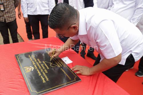 Gubernur Banten, Andra Soni menandatangani peresmian Pos Kesehatan Merah Putih di Tamansari, Kota Serang. Foto Biro Adpim Banten
