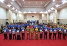 Gubernur Banten, Andra Soni menyerahkan SK PPPK paruh waktu. Foto Biro Adpim Banten