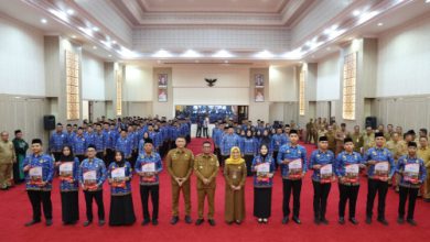 Gubernur Banten, Andra Soni menyerahkan SK PPPK paruh waktu. Foto Biro Adpim Banten