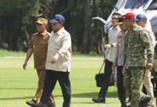 Gubernur Banten, Andra Soni mendampingi Presiden RI, Prabowo Subianto. Foto Biro Adpim Banten