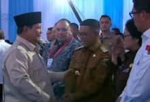 Presiden RI, Prabowo Subianto menyalami Andra Soni, Gubernur Banten. Foto Biro Adpim Banten