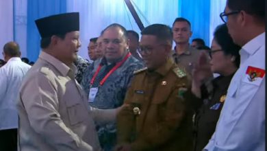 Presiden RI, Prabowo Subianto menyalami Andra Soni, Gubernur Banten. Foto Biro Adpim Banten
