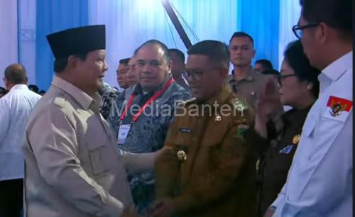 Presiden RI, Prabowo Subianto menyalami Andra Soni, Gubernur Banten. Foto Biro Adpim Banten