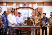 Gubernur Banten, Andra Soni Teken Prasati Pembanguann Candi Banten. Foto Biro Adpim Banten