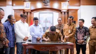 Gubernur Banten, Andra Soni Teken Prasati Pembanguann Candi Banten. Foto Biro Adpim Banten