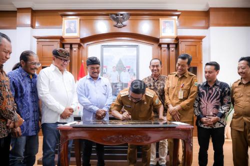 Gubernur Banten, Andra Soni Teken Prasati Pembanguann Candi Banten. Foto Biro Adpim Banten