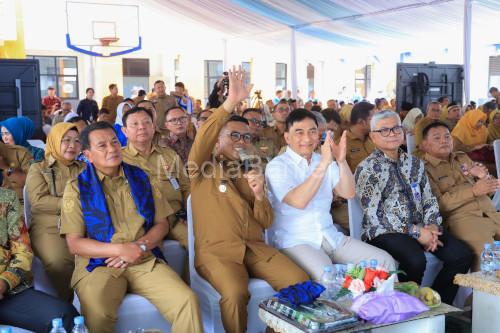 Gubernur Banten, Andra Soni bersama wakilnya, Achmad Dimyati Natakusumah di Sepatan. Foto Biro Adpim Banten