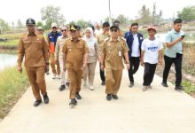 Gubernur Banten, Andra Soni bersama Kepala DPUPR Banten, Arlan Marzan. Foto Biro Adpim Banten