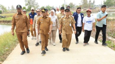 Gubernur Banten, Andra Soni bersama Kepala DPUPR Banten, Arlan Marzan. Foto Biro Adpim Banten