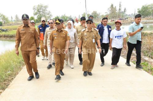 Gubernur Banten, Andra Soni bersama Kepala DPUPR Banten, Arlan Marzan. Foto Biro Adpim Banten