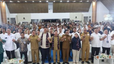Gubernur Banten, Andra Soni bersama Mendagari Tito Karnavian dan Menteri PKP Maruarar Sirait meluncurkan program bantuan stimulan perumahan swadaya secara nasional. Foto Biro Adpim Banten