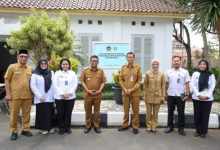 Gubernur Banten, Andra Sono bersama Kepala KPPG Jakarta-Banten, Idah Wahyuni. Foto: Biro Adpim Banten