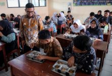 Gubernur Banten, Andra Soni melihat dapur SPPG dan pelaksanan MBG. Foto: Biro adpim Banten