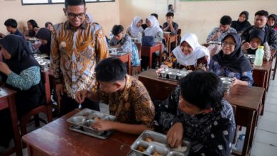 Gubernur Banten, Andra Soni melihat dapur SPPG dan pelaksanan MBG. Foto: Biro adpim Banten