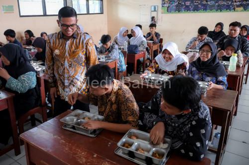 Gubernur Banten, Andra Soni melihat dapur SPPG dan pelaksanan MBG. Foto: Biro adpim Banten