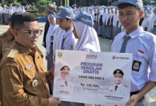 Gubernur Banten, Andra Soni berkunjung ke SMK 3 PGRI Kota Serang. Foto: Antara