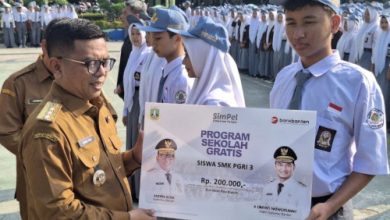 Gubernur Banten, Andra Soni berkunjung ke SMK 3 PGRI Kota Serang. Foto: Antara