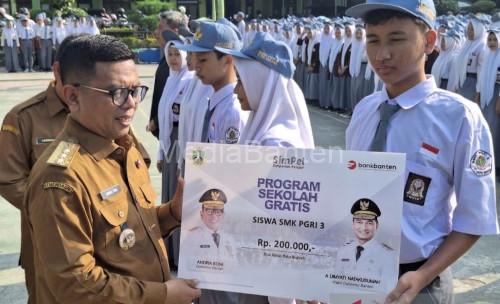Gubernur Banten, Andra Soni berkunjung ke SMK 3 PGRI Kota Serang. Foto: Antara