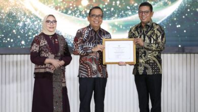 Gubernur Banten, Andra Soni menerima predikat provinsi layak anak. Foto: Biro Adpim Banten